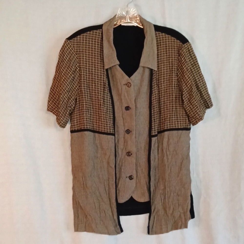 Women's 12.  2-in-1 top